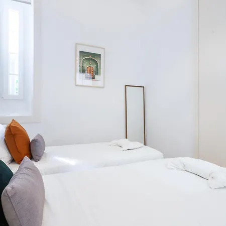 Stylish, Bright & Historic -bica I Apartament